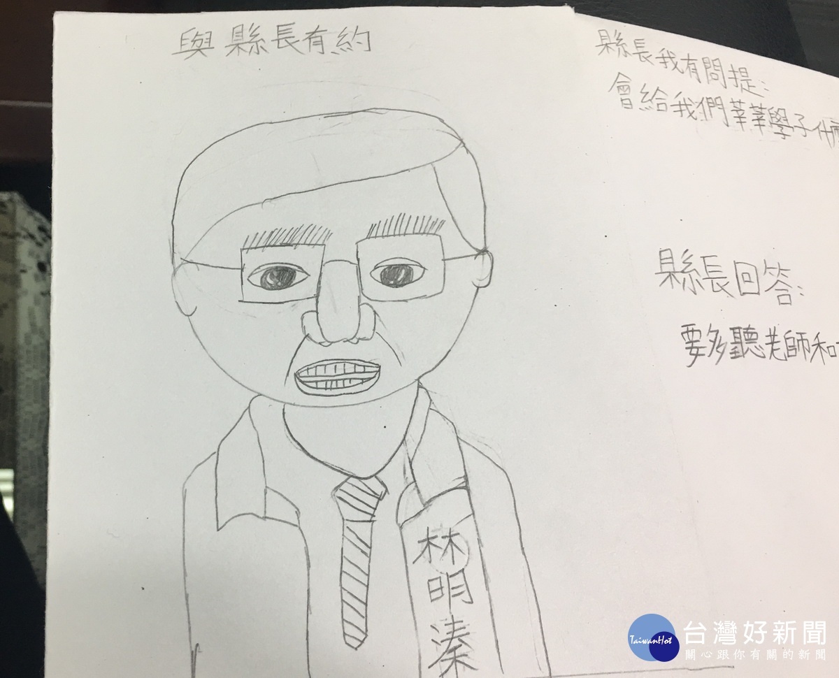 同學們帶著筆記與縣長有約。(記者扶小萍攝)