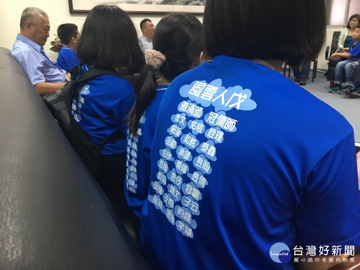 師生穿著班服全班名字出列。(記者扶小萍攝)
