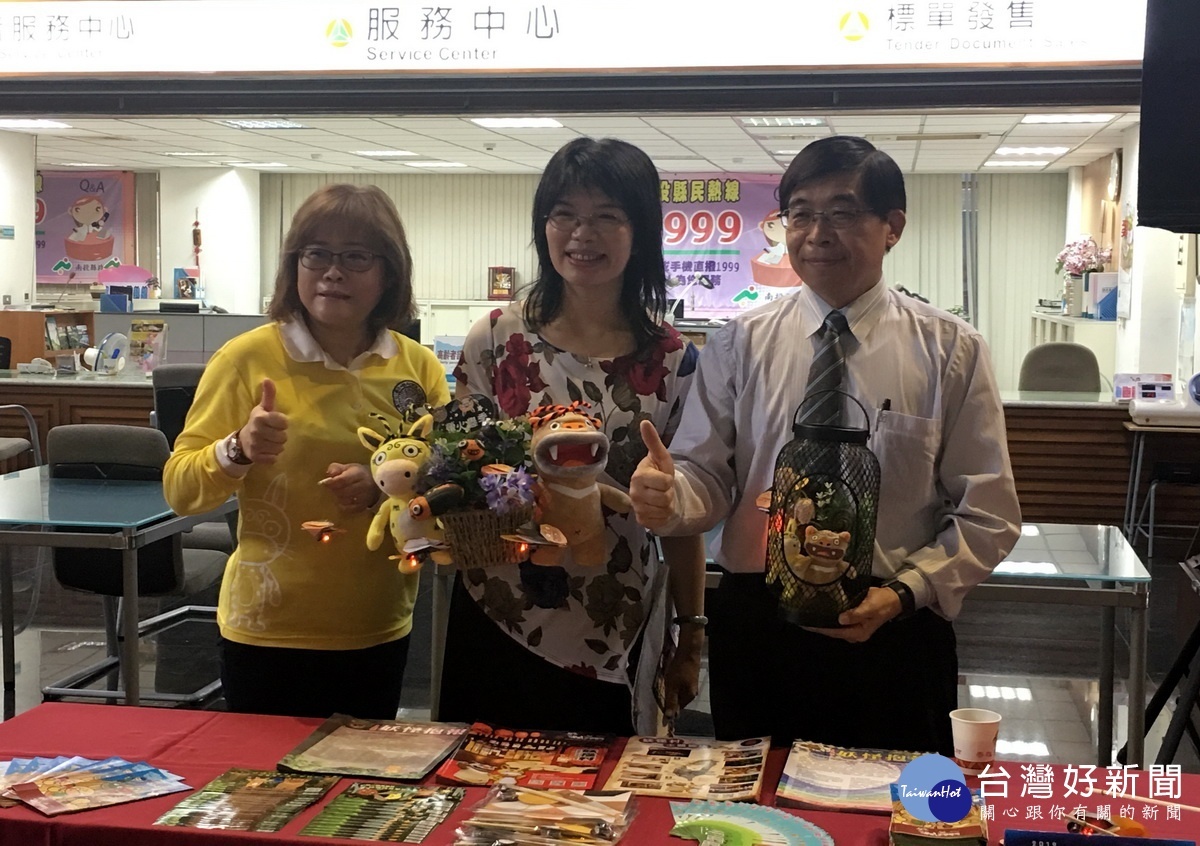洪秘書長李處長等推薦大家來賞螢品茶嚐美食。(記者扶小萍攝)