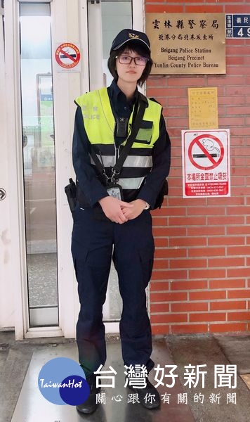 老婦人前往北港朝天宮參與廟會活動,卻因人潮洶湧與家屬失散,所幸透過好心店家通報警方協助,順利平安返家。(記者陳昭宗拍攝)