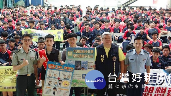 北港警方獲邀前往北港農工宣導有關青少年容易觸犯的刑責及交通安全須知，透過防範犯罪法令宣導，一起向毒品說NO。（記者陳昭宗拍攝）