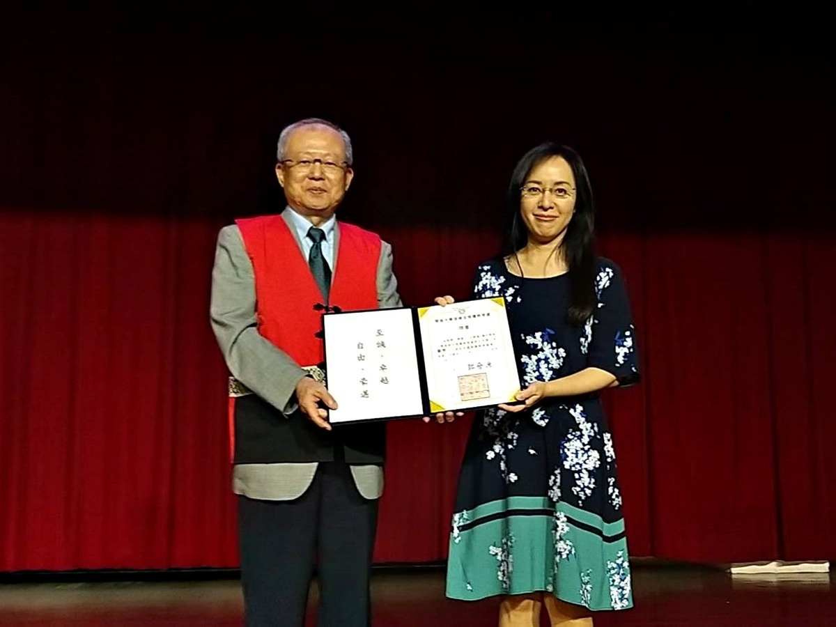 開南大學原民學分班開訓 教育提升原民社經地位(頒發顧問證書給立委陳瑩)