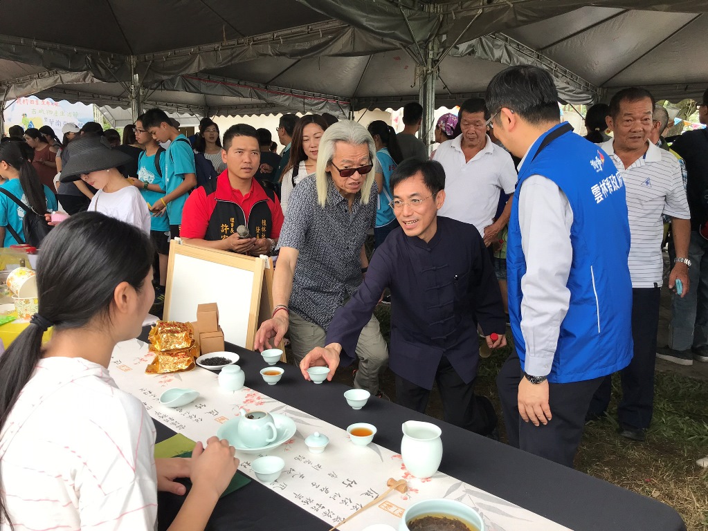 在古坑物產生活節活動記者會的會場中，可以看到各色古坑特色物產集錦，水保局南投分局陳榮俊分局長前往每個攤位參觀。（圖／記者王丰和攝）