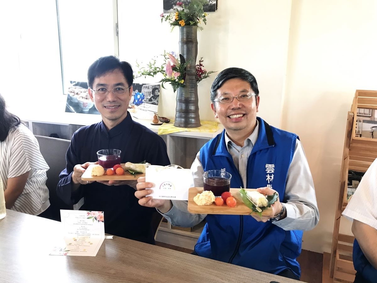水保局南投分局分局長陳榮俊跟雲林縣府林長造處長推薦當地特色料理。(圖/記者王丰和攝)