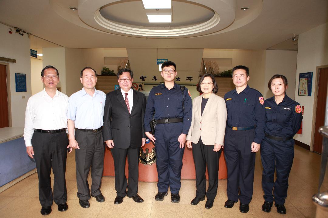 總統蒞臨桃市龍潭警分局慰問員警執勤辛勞,叮嚀警察同仁應秉持依法行政,積極為民服務。