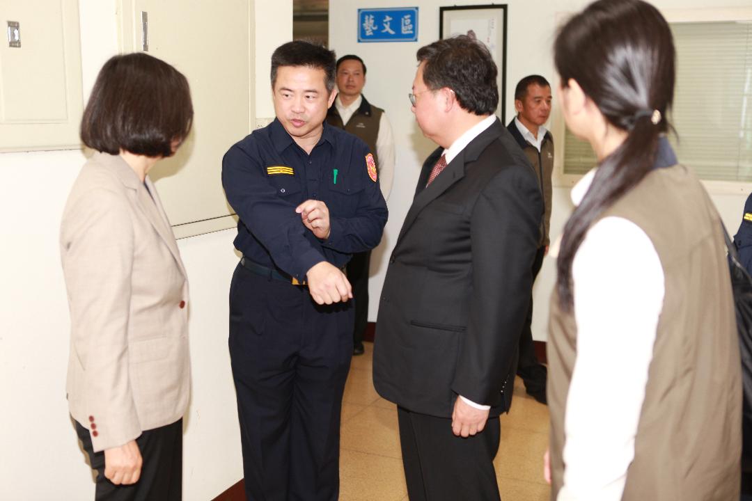 總統蒞臨桃市龍潭警分局慰問員警執勤辛勞,叮嚀警察同仁應秉持依法行政,積極為民服務。