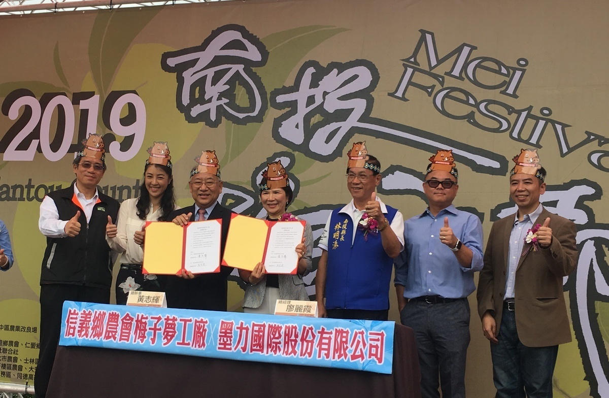 墨力公司廖麗霞與信義農會總幹事黃志輝代表簽訂單。(記者扶小萍攝)