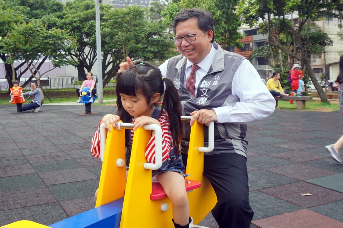 桃園市長鄭文燦在親子安全嘉年華活動中與小朋友們互動。