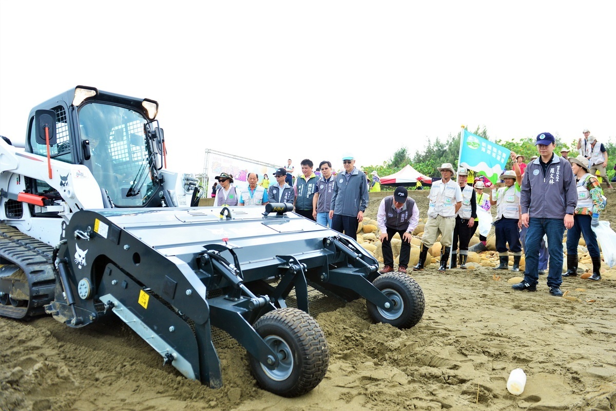 新穎的淨灘機為「守護海岸 海好有你」淨灘活動增添強大的生力軍。