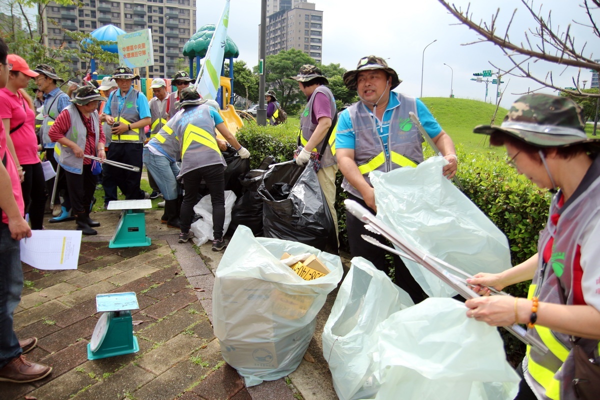 中壢區老街溪水環境巡守隊志工朋友們 ，一起進行「河您一起 溪手護川」108年聯合淨溪活動。