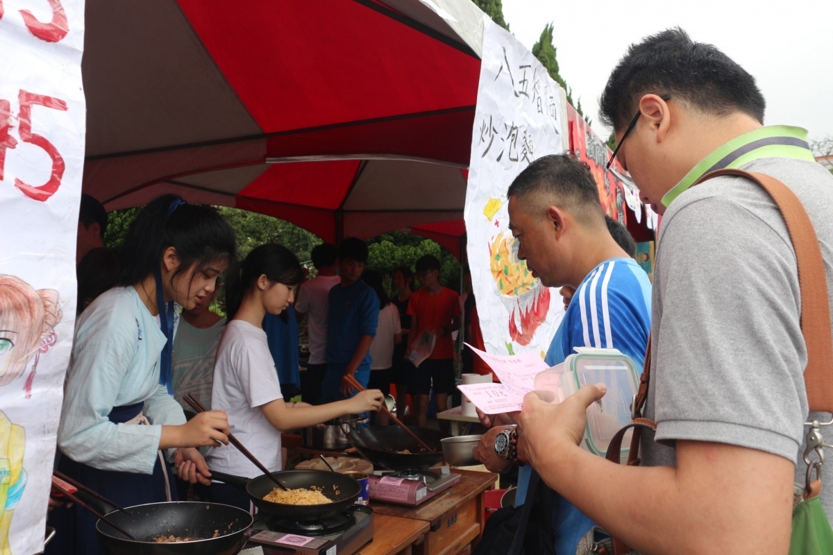 大華中學響應今年世界地球日，特舉辦不使用一次性餐具的「無塑園遊會」。