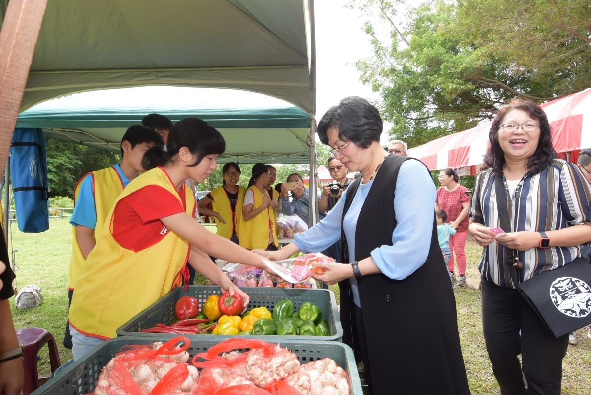 縣長王惠美巡禮學校環境教育成果展示與義賣攤位,鼓勵小朋友。