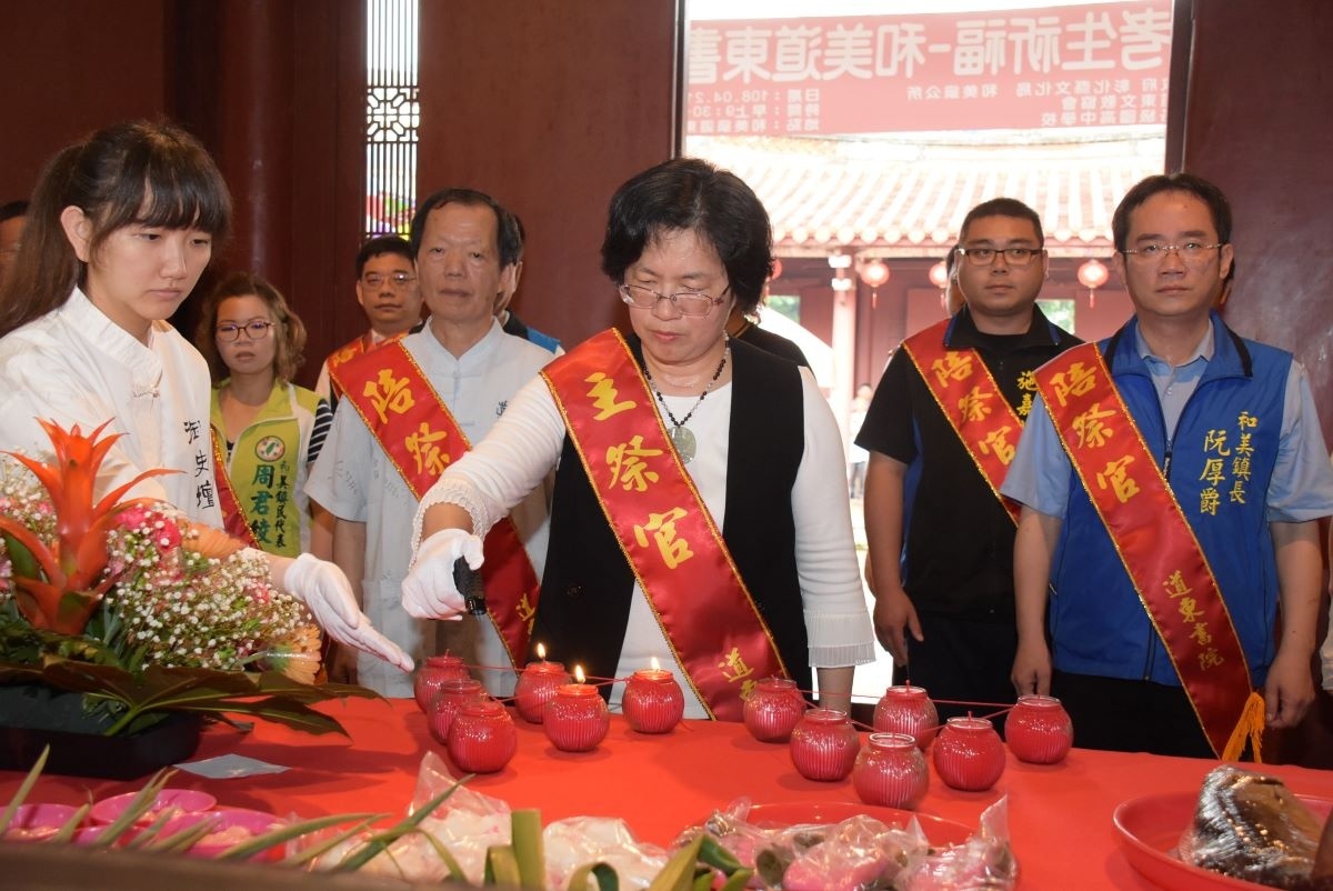 縣長王惠美在道東書院為考生點燈祈福。