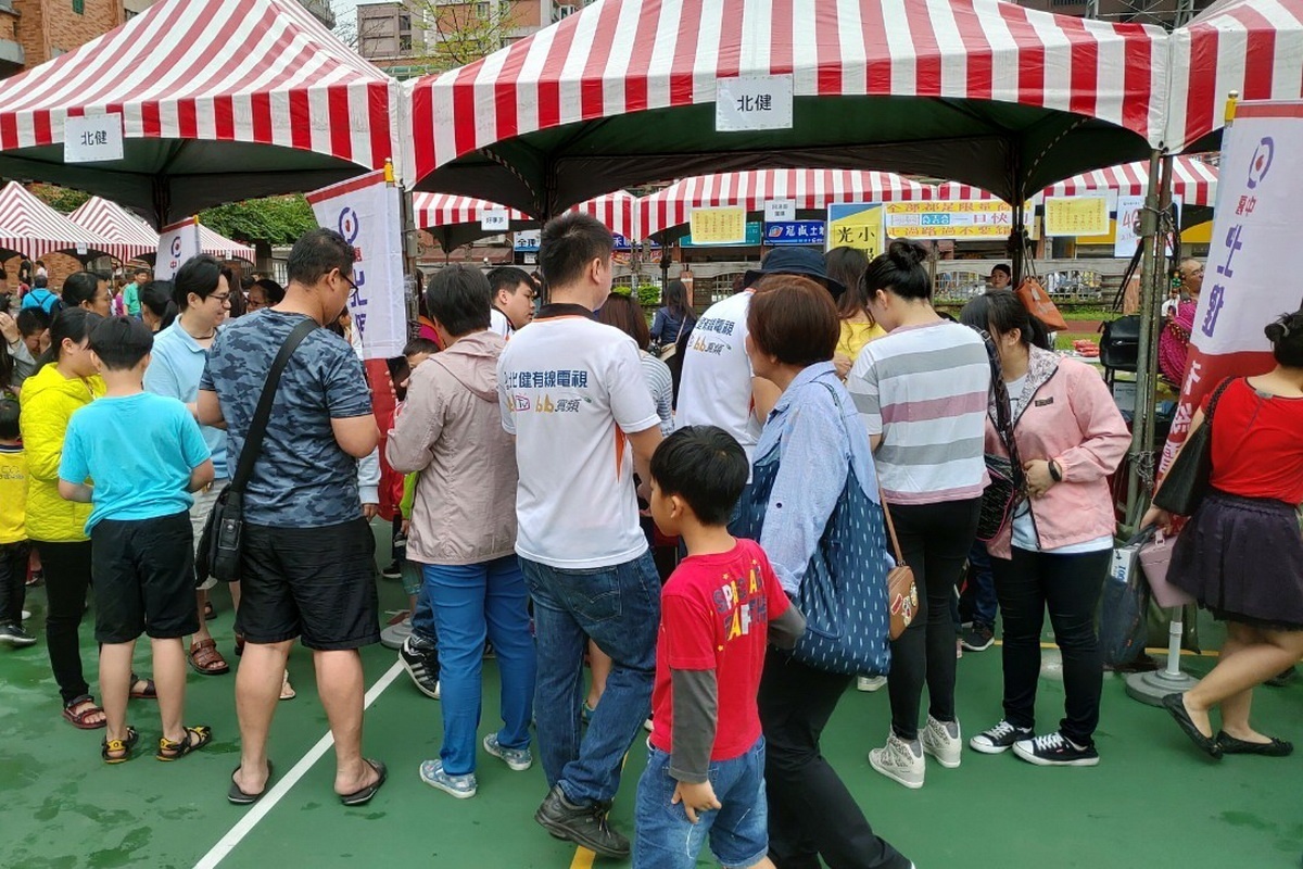 蘆竹區南興社區舉辦扶老攜幼愛心園遊會,現場吸引許多民眾前往淘寶。