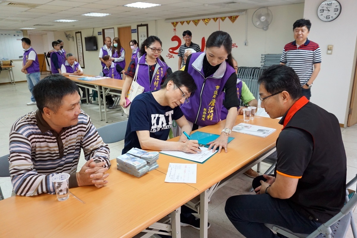 桃桃園市議員詹江村在前桃園市議員李雲強及支持者的陪同中，前往國民黨桃園市黨部辦理第1區的立委初選領表登記。