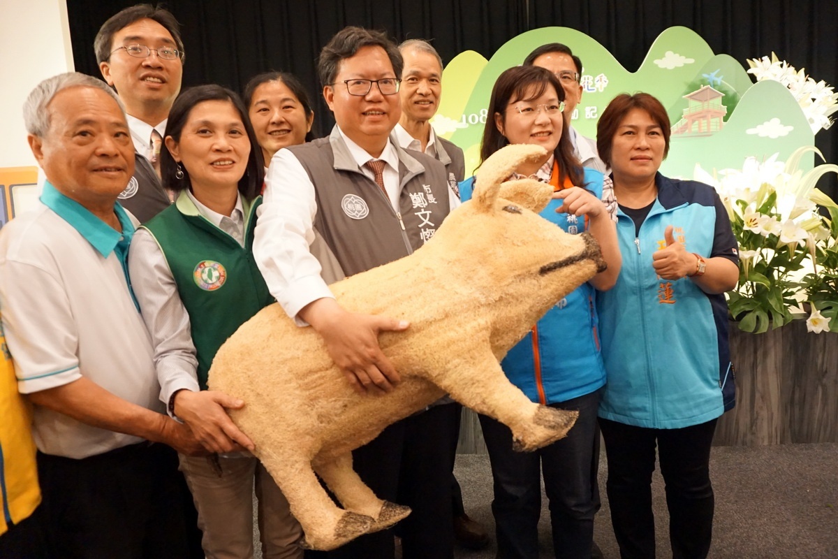 桃園市長鄭文燦展示農民以「菜瓜布」所做成的吉祥豬。