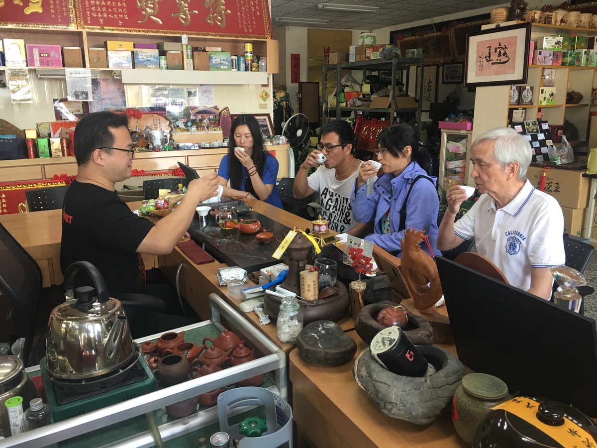 和客人聊天品茶,主人難得休閒一下。