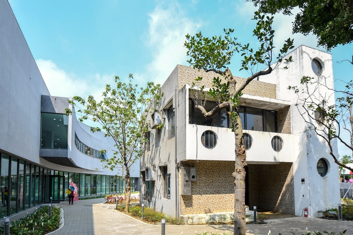 兼具多元使用與智慧綠建築特色的桃園區南門市民活動中心外觀。