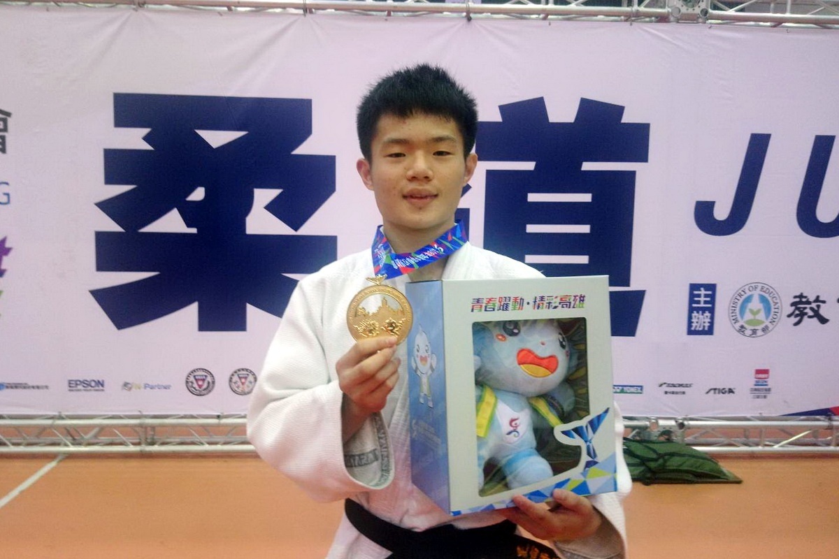 楊梅國中陳晨新拿下國男組角力希羅式第六級金牌,連續兩年奪得角力金牌。