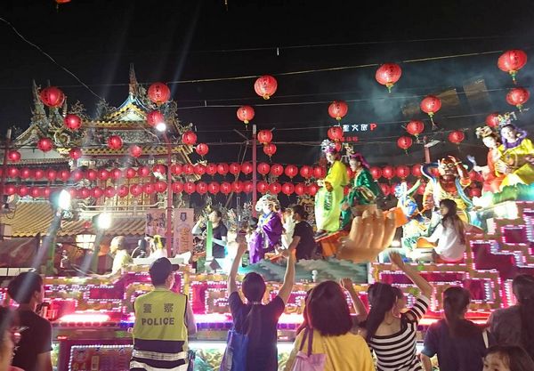 北港朝天宮媽祖祈安遶境熱鬧登場，警方因應治安及交通疏導勤務，除加派警民力協勤，另部署快打部隊維持秩序，盼活動更為順利圓滿。（記者陳昭宗拍攝）