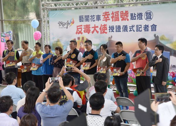 北港農工為推動拒毒健康校園,結合朝天宮媽祖遶境活動,設計「幸福號」藝閣花車,進行一場在地文化深入體驗的新世代反毒運動。(記者陳昭宗拍攝)