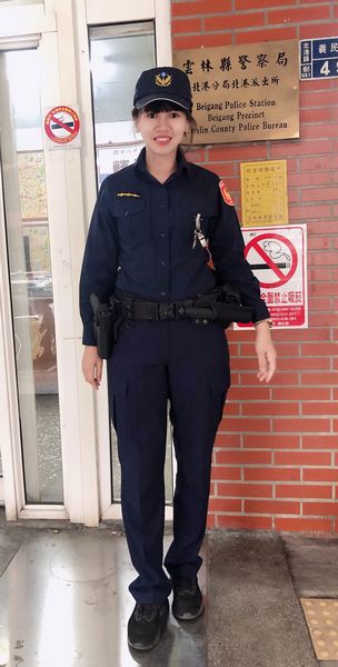 女子誤信海外網友的甜言蜜語,欲匯款投資理財,所幸行員機警通報,與北港警方聯手勸說,成功阻止詐騙發生。(記者陳昭宗拍攝)