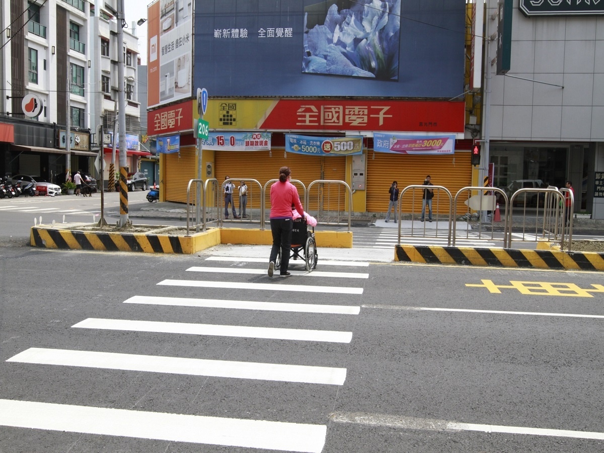公路總局中部首發「 馬路Z字走」　建置兩段式行人穿越道 台灣好新聞 第3張