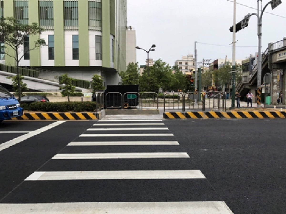 公路總局中部首發「 馬路Z字走」 建置兩段式行人穿越道