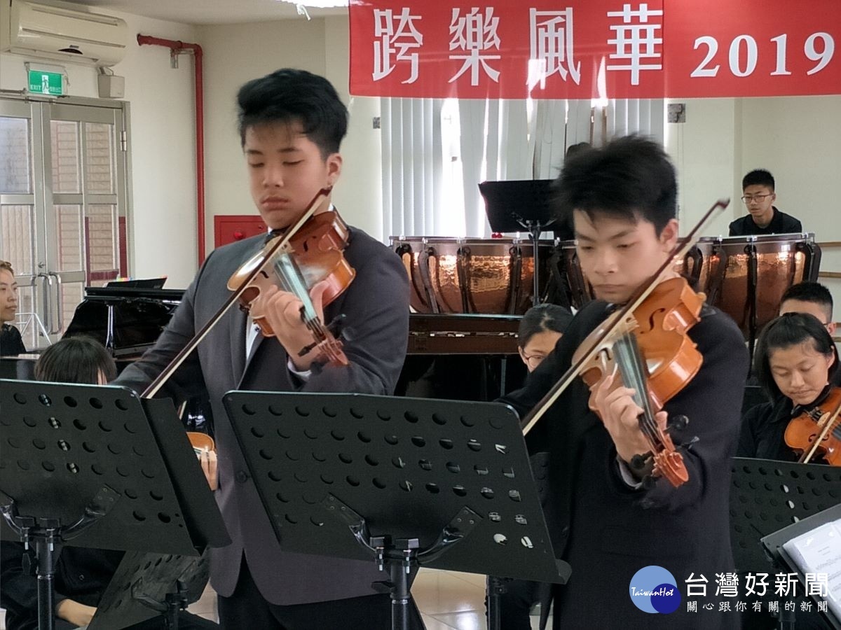 年輕演奏家中提琴的吳峻逸、吳俊漢兄弟檔,帶來德國作曲家泰勒曼的G大調雙中提琴演奏。圖/記者鄧富珍攝
