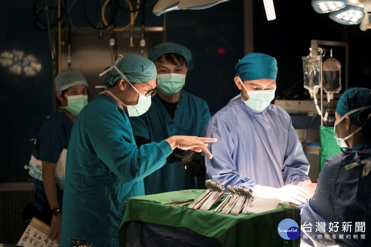 公視5月推出全新醫療劇劇《生死接線員》 - 導演導戲（左一、導演 邱晧洲）。彰基開刀房場景。圖／公視提供