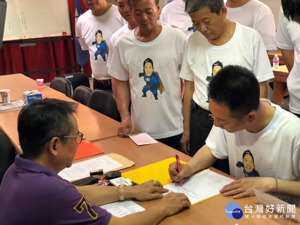 彰化縣議員張瀚天登記參選立委,由鄉親陪同前往國民黨縣黨部登記。