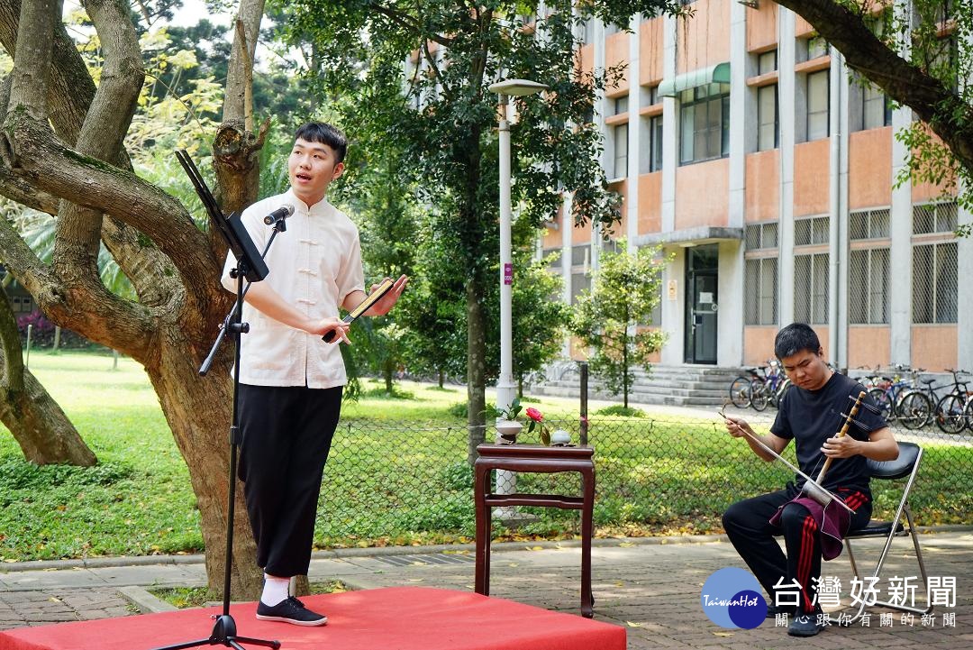 中文系金鴻達演唱京劇《貴妃醉酒》選段，由何毅二胡伴奏，深具古典氣息。