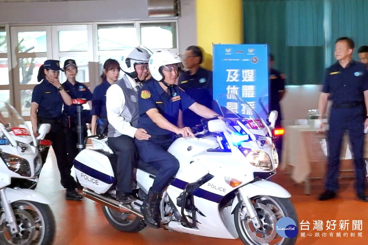 反毒公益微電影宣導記者會中,桃園市長鄭文燦搭乘警用重機車進入會場。