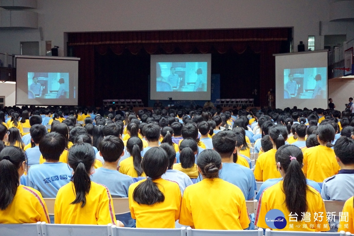 700多位學生在反毒宣導大使藝人陳建州、夏于喬以及與會貴賓們的陪同中，一起觀看反毒微電影。