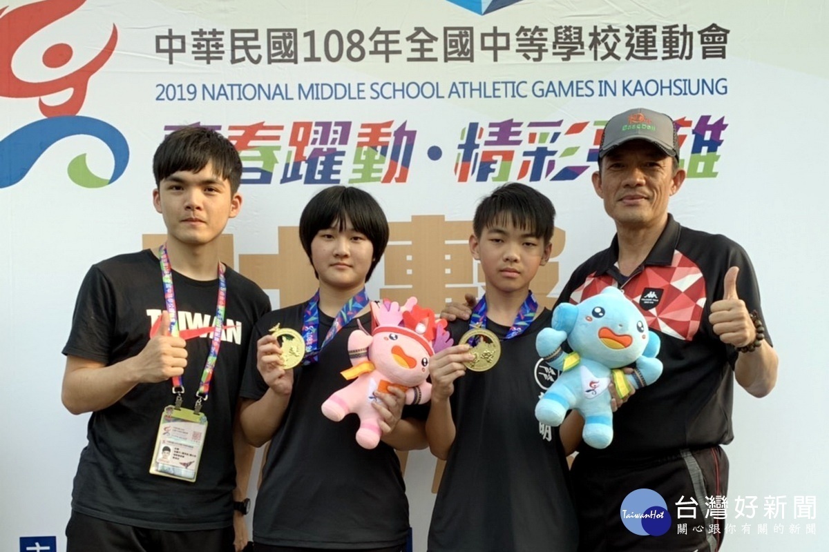 新明國中張汝安(左二)、余紀軒(左三)在國中組射擊10公尺空氣手槍男女混合賽項目中摘金。