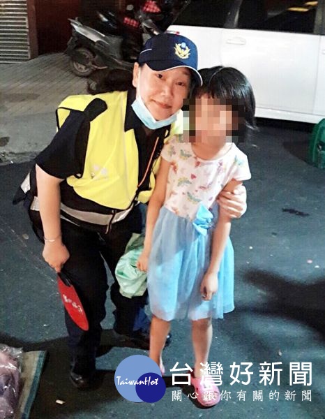 幼童貪看熱鬧迷路　北港警動員助返家 台灣好新聞 第2張