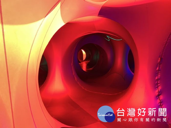「2019鐵玫瑰社區日」推出叫好叫座的空氣建築「光影幻境」，桃園藝文廣場夢幻登場！