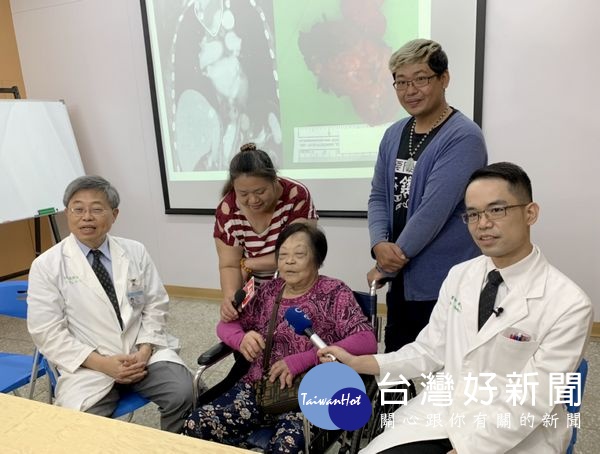 婦人因巨大的甲狀腺結節導致氣管壓迫而引起呼吸困難,北港媽祖醫院外科主治醫師鍾文耀順利將甲狀腺切除,讓患者健康找回日常活動。