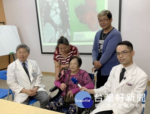 婦人因巨大的甲狀腺結節導致氣管壓迫而引起呼吸困難，北港媽祖醫院外科主治醫師鍾文耀順利將甲狀腺切除，讓患者健康找回日常活動。