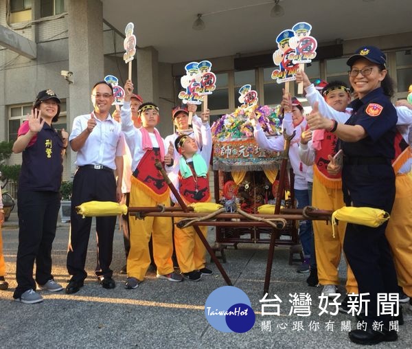 北港警方結合朝天宮媽祖繞境活動，宣導反暴力、反毒品、反幫派、反飆車等，共同守護社區治安。