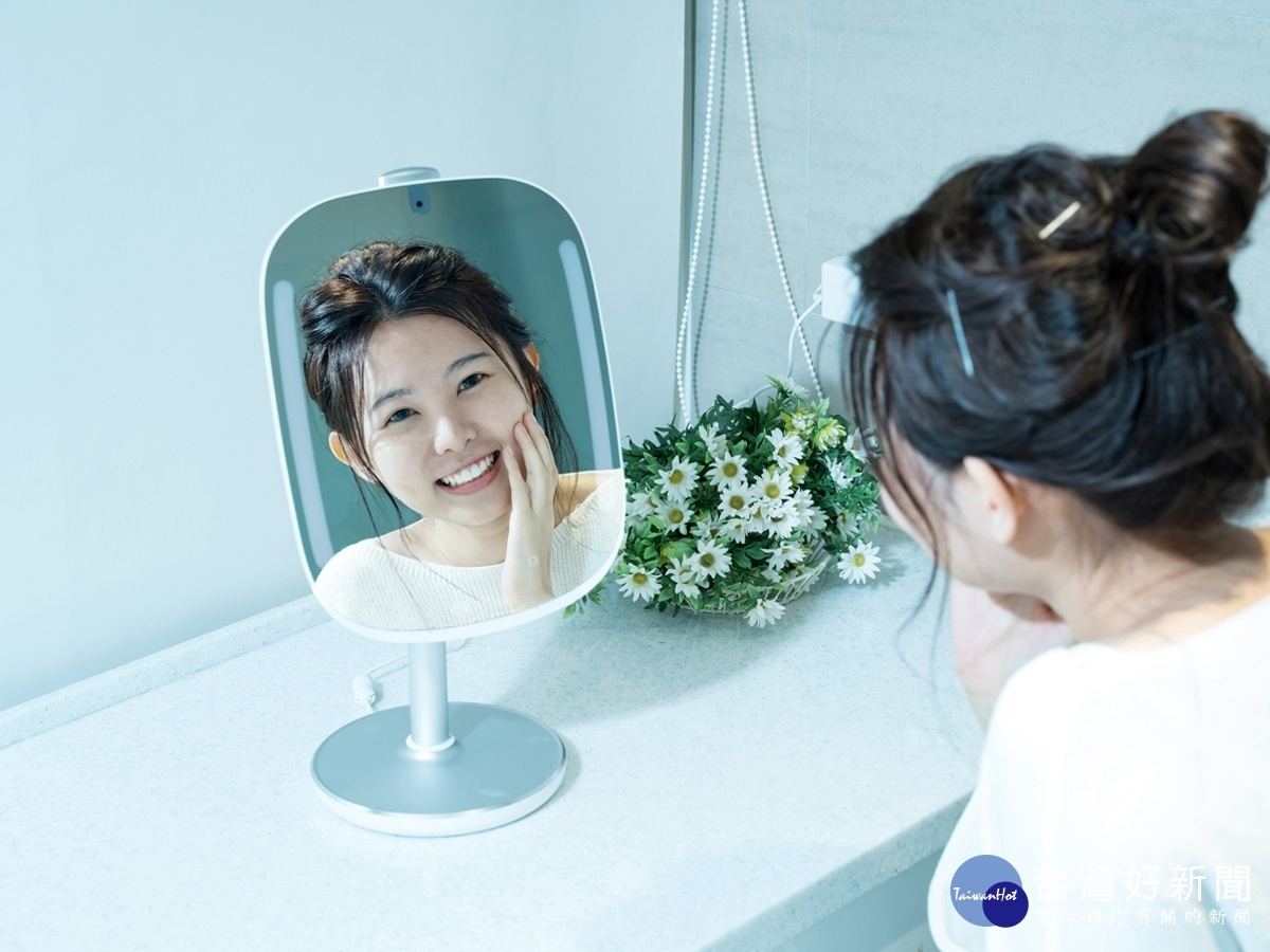 HiMirror Mini分析檢測膚質、每日紀錄使用產品,幫助女性找到合適產品。