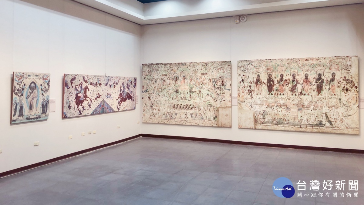 「莊嚴佛宮」展區,右起《東方淨土變》與《西方淨土變》乃此次新曝作品。(圖版提供:財團法人沈春池文教基金會)