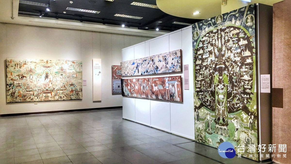 受惠於雲科大藝術中心開闊展場空間,「千年萬象~敦煌文化藝術展」展出了開辦以來最多數量、最大尺寸的所有展品。(圖版提供:財團法人沈春池文教基金會)