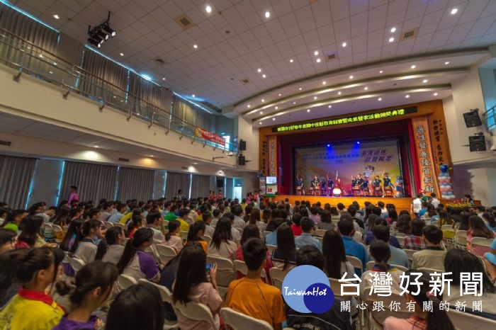 國中技藝教育競賽暨成果發表活動頒獎典禮,學生在舞台上表演,吸引大家注目