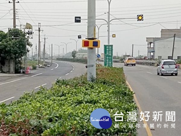 虎尾知名企業善盡社會責任，捐贈LED太陽能紅藍爆閃警示燈，設置於易肇事及昏暗道路之彎曲路段，提醒用路人注意行車安全。