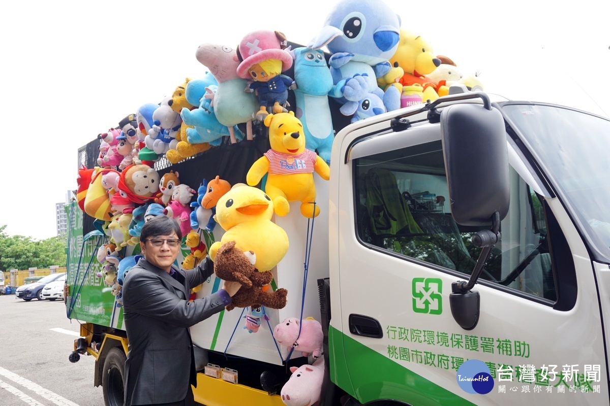 立法委員趙正宇捐出女兒心愛的黃色小鴨和小熊玩偶，讓「它們」在資源回收車上一起為環保工作奉獻心力。