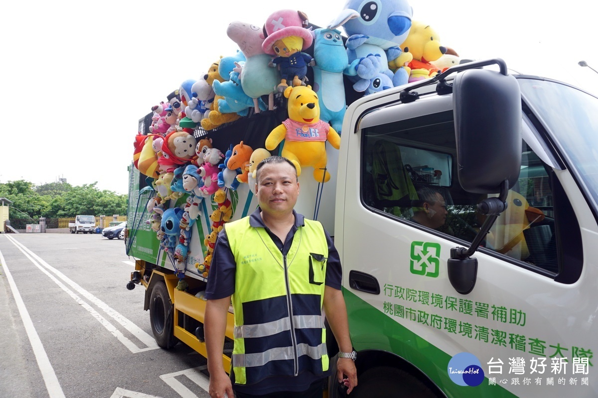 八德清潔中隊駕員葉京峰和載有70多個可愛娃娃玩偶的「娃娃資源回收車」。
