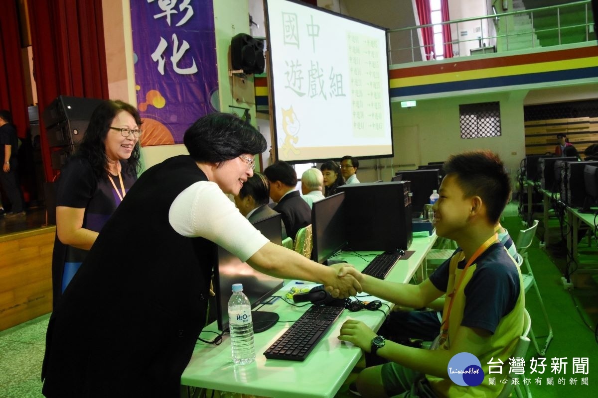 全國貓咪盃scratch競賽暨創意市集,縣長王惠美為選手加油(去年全國總冠軍)。圖/記者鄧富珍攝