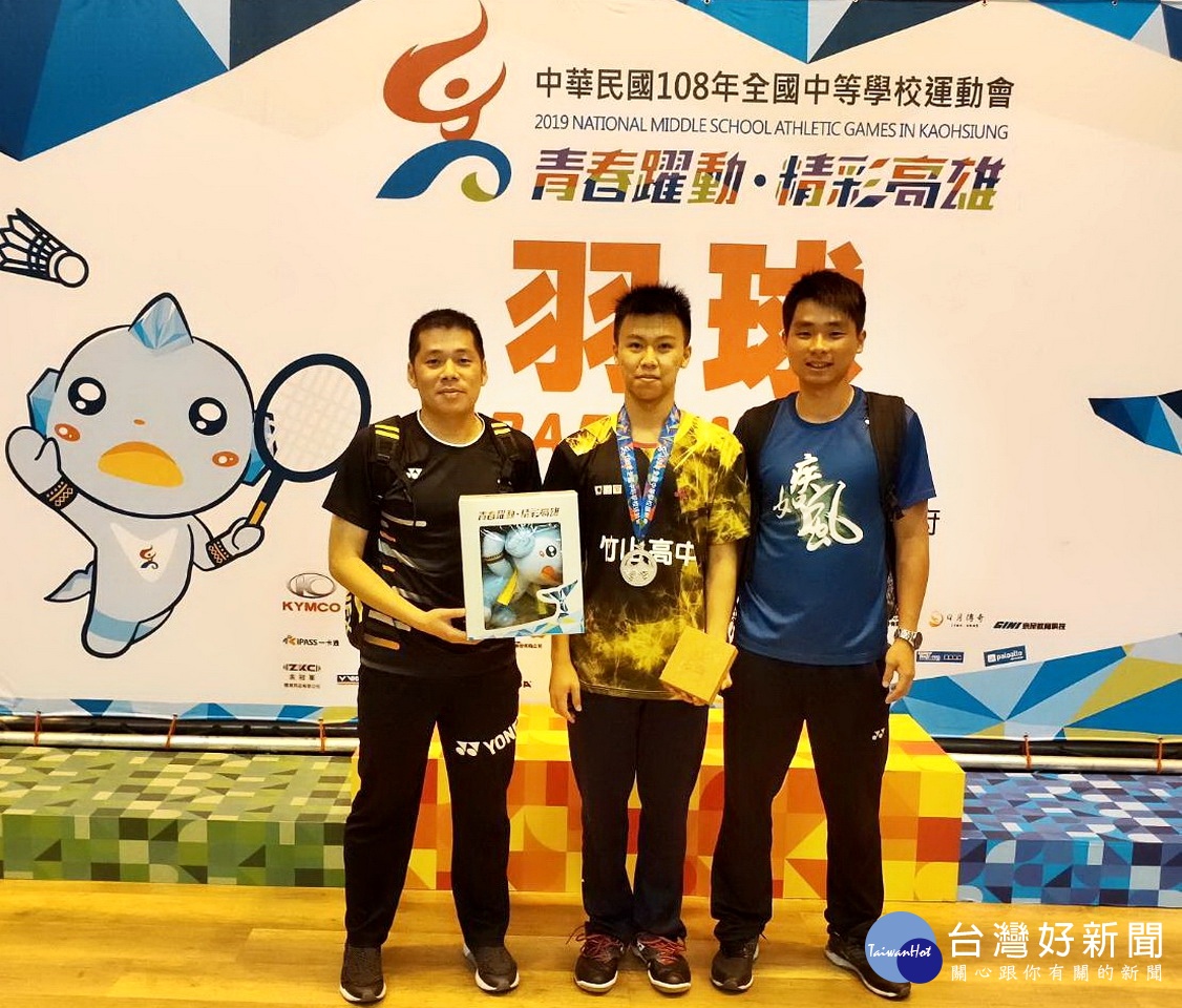 莊駿昌(中)與楊家豪教練(左)、沈育輝教練合影。