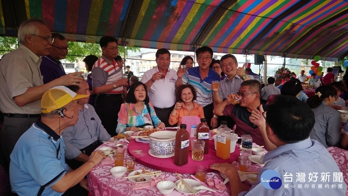 副縣長陳正昇等人感謝來自北中南民眾參與梅子節活動,向餐宴民眾致意!〈記者吳素珍攝〉